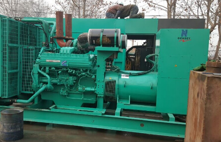 延平发电机组如何判断水冷式机油散热器内部是否需要清洗？